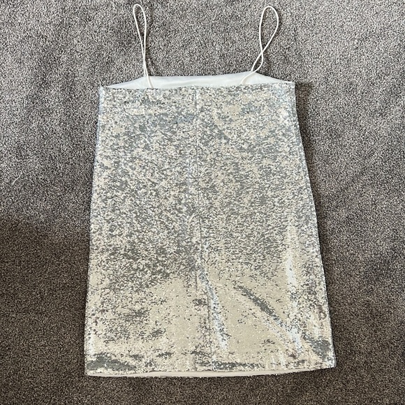 Brand new Oak + Fort silver sequin dress. Size M - Picture 4 of 8